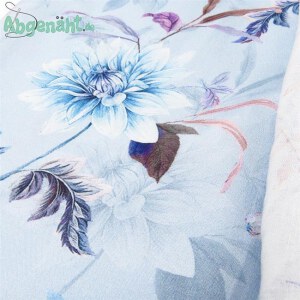 Viskose Blätter und Blumen Hellblau Digitaldruck nahaufnahme
